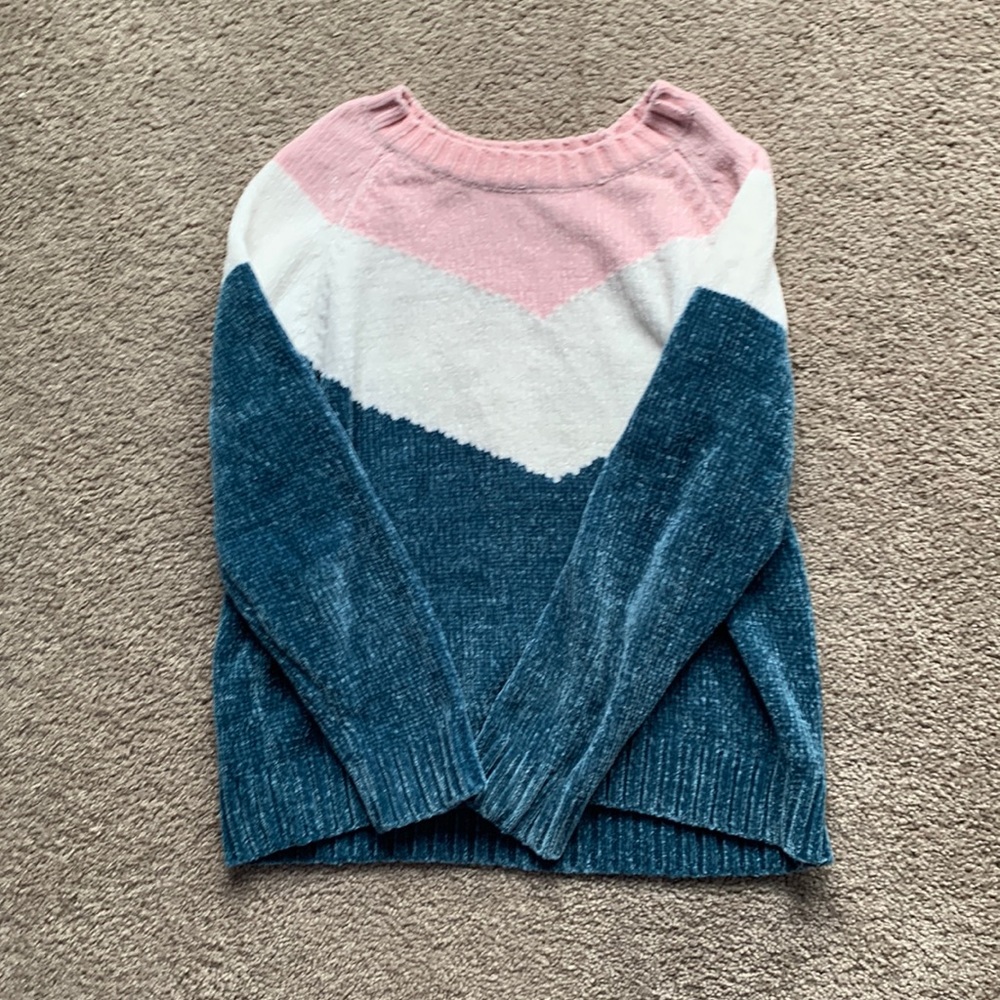 Super soft girls chevron sweater no tags but never worn
